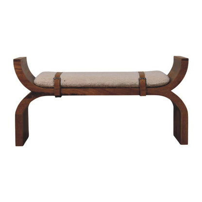 Banc en manguier massif teinte ambre, pieds arqués, accoudoirs relevés, assise bouclette sanglée de cuir