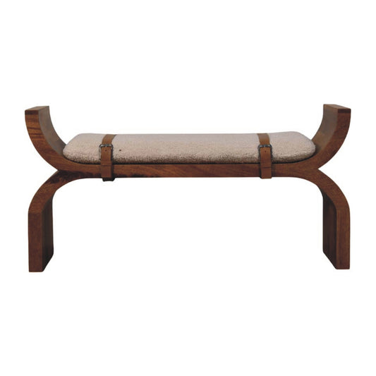 Banc en manguier massif teinte ambre, pieds arqués, accoudoirs relevés, assise bouclette sanglée de cuir
