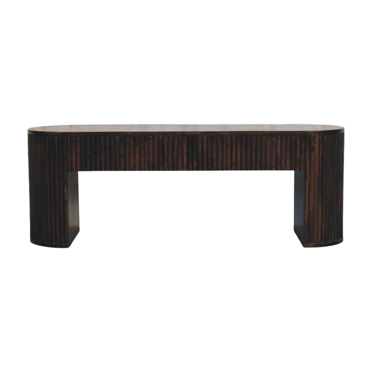 Banc cannelé teinte moka aux bords arrondis, cannelures verticales sculptées à la main