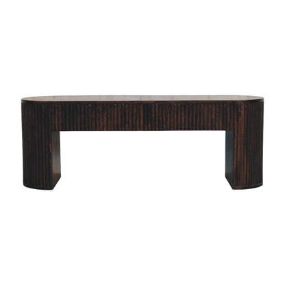 Banc cannelé teinte moka aux bords arrondis, cannelures verticales sculptées à la main