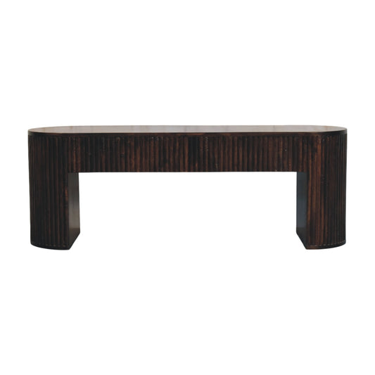 Banc cannelé teinte moka aux bords arrondis, cannelures verticales sculptées à la main