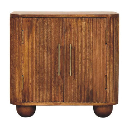 Buffet compact cannelé en manguier massif teinte ambre, pieds en forme de globe, poignées en métal