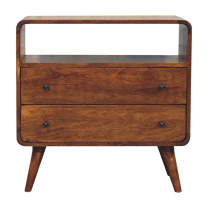 Commode arrondie en manguier massif teinte châtaigne, deux tiroirs compacts, étagère ouverte, pieds nordiques
