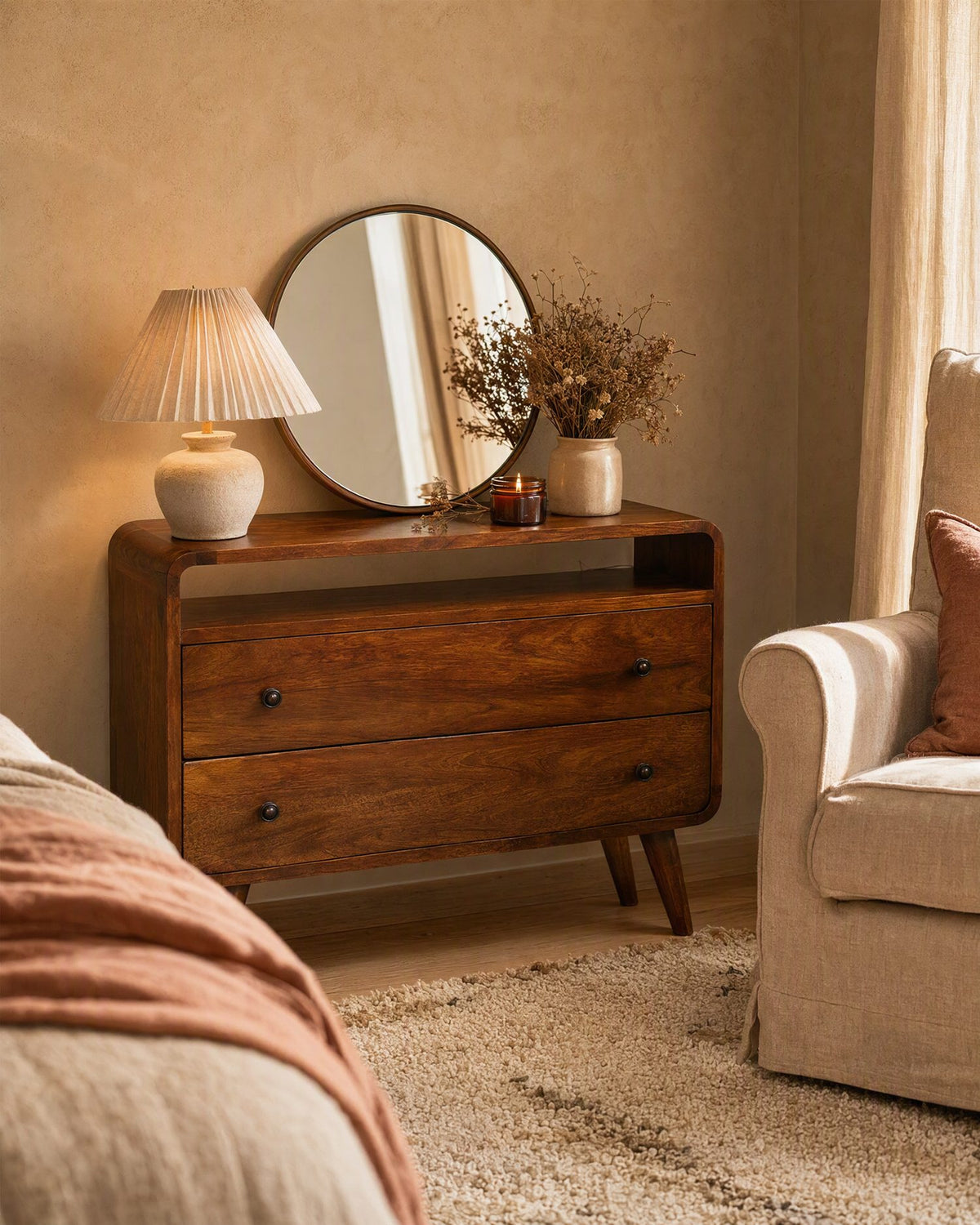 Commode arrondie 2 tiroirs et niche en manguier massif – Châtaigne – mise en situation