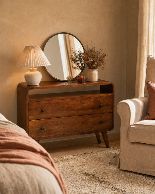 Commode arrondie 2 tiroirs et niche en manguier massif – Châtaigne – mise en situation