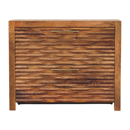 Meuble de rangement en manguier massif teinte ambre, façade à motif de vagues sculpté et poignées finition laiton