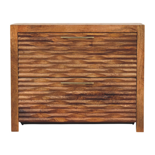 Meuble de rangement en manguier massif teinte ambre, façade à motif de vagues sculpté et poignées finition laiton