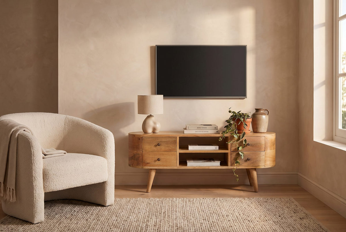Meuble TV arrondi à 4 tiroirs en manguier massif – Naturel – mise en situation