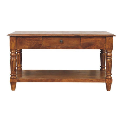 Table basse en manguier massif teinte châtaigne, pieds tournés, 2 tiroirs à bouton laiton et étagère basse