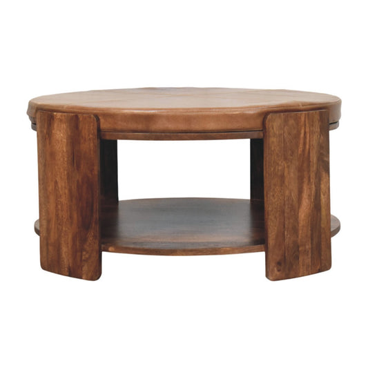 Table basse arrondie en manguier massif teinte amande grillée, plateau en cuir brun et étagère basse