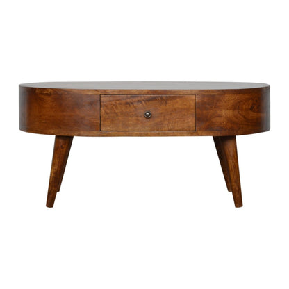 Table basse arrondie en manguier massif teinte châtaigne, deux tiroirs à bouton brillant, pieds nordiques