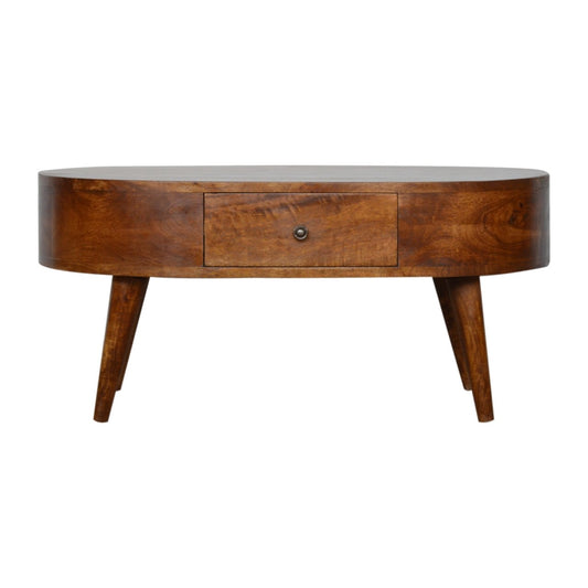 Table basse arrondie en manguier massif teinte châtaigne, deux tiroirs à bouton brillant, pieds nordiques