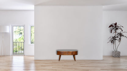 Table basse arrondie 2 tiroirs en manguier massif – Châtaigne – mise en situation