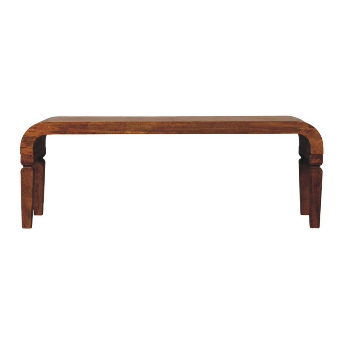 Table basse en manguier massif teinte ambre, bords sculptés, pieds arrondis, plateau spacieux
