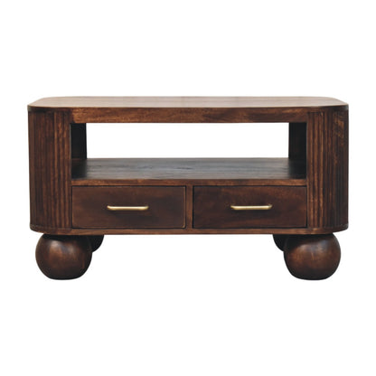 Table basse en manguier massif teinte noisette, flancs cannelés, pieds sphériques, deux tiroirs et une niche