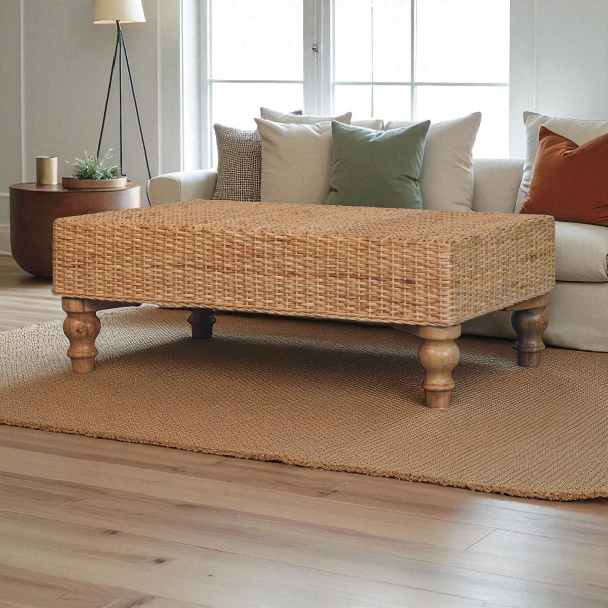 Table basse plateau tressé à pieds tournés – mise en situation