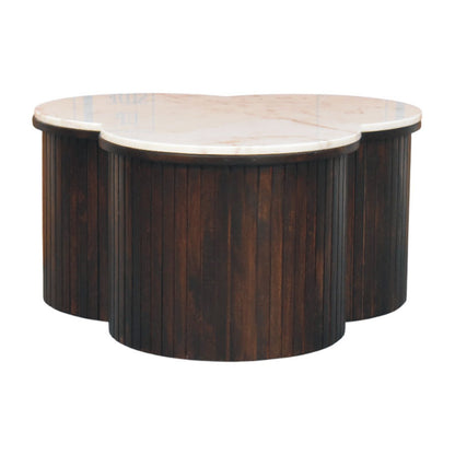 Table basse trèfle en manguier massif teinte moka, côtés cannelés, plateau en marbre blanc