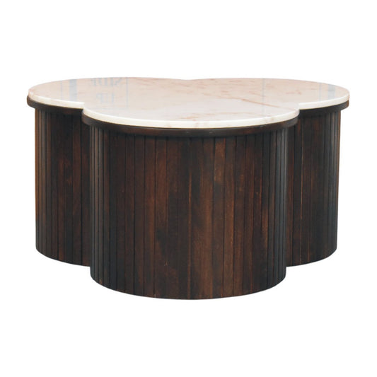 Table basse trèfle en manguier massif teinte moka, côtés cannelés, plateau en marbre blanc