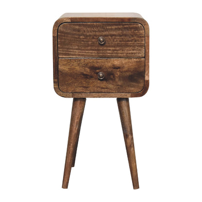Table de chevet mini en manguier massif teinte grise, bords arrondis, 2 tiroirs à boutons, pieds nordiques