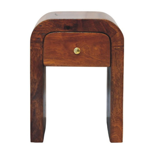 Petite table de chevet en manguier massif teinte châtaigne, bords arrondis, un tiroir à bouton en laiton