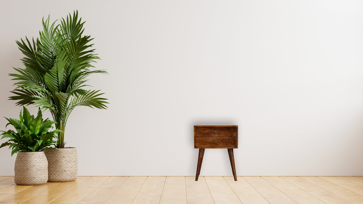 Table de chevet moderne à 2 tiroirs en manguier massif – Châtaigne – mise en situation