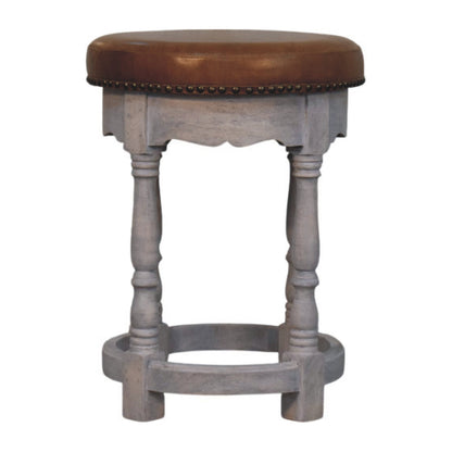 Tabouret en manguier massif finition délavée vintage, pieds tournés, assise en cuir brun cloutée de laiton