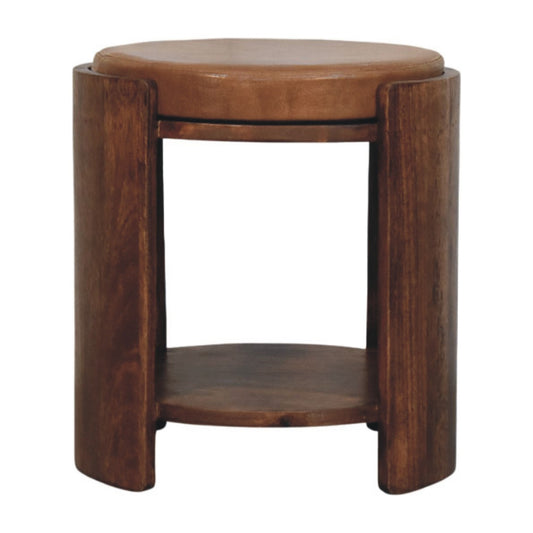 Tabouret en manguier massif amande grillée, forme arrondie, assise en cuir véritable, étagère inférieure