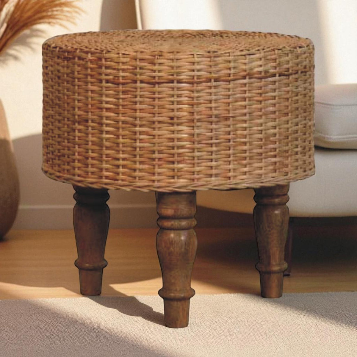 Tabouret rond tressé à pieds tournés – mise en situation